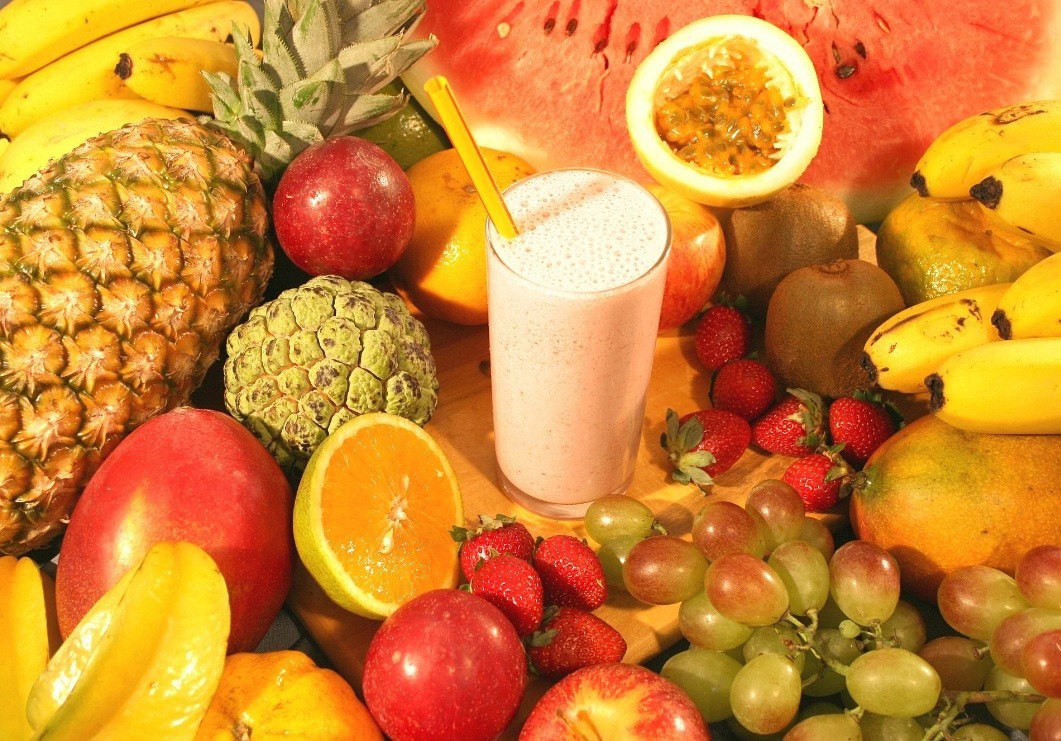 Świeże owoce i szklanka naturalnego soku